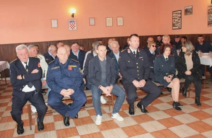 GODIŠNJA SKUPŠTINA DVD-A RUŠEVO Preuzeli novo vatrogasno vozilo donirano iz Austrije