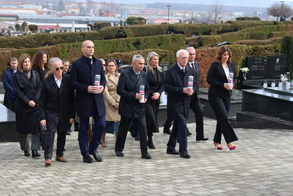 Povodom obilježavanja Dana grada Požege položeni vijenci i zapaljene svijeće na Groblju sv. Ilije i Trgu 123. brigade