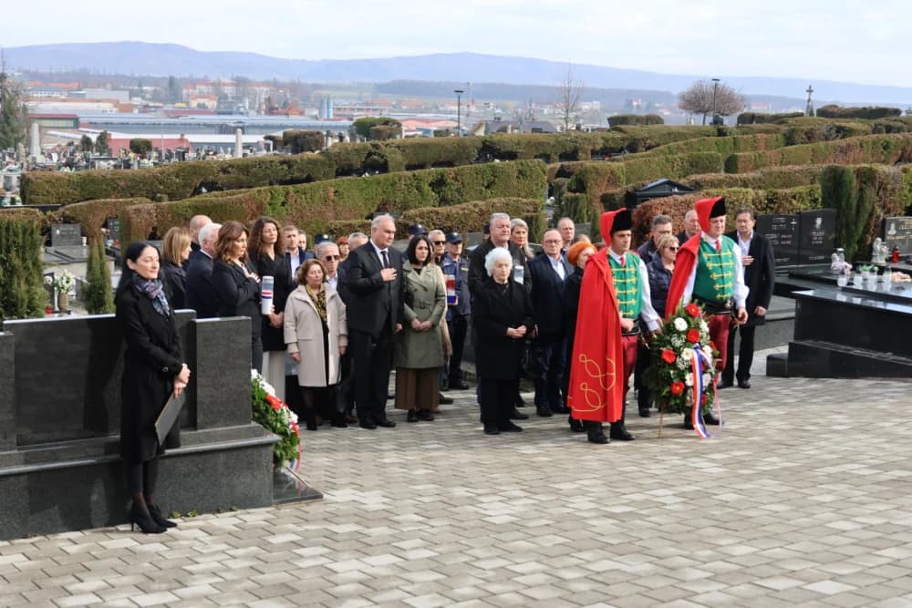 Povodom obilježavanja Dana grada Požege položeni vijenci i zapaljene svijeće na Groblju sv. Ilije i Trgu 123. brigade