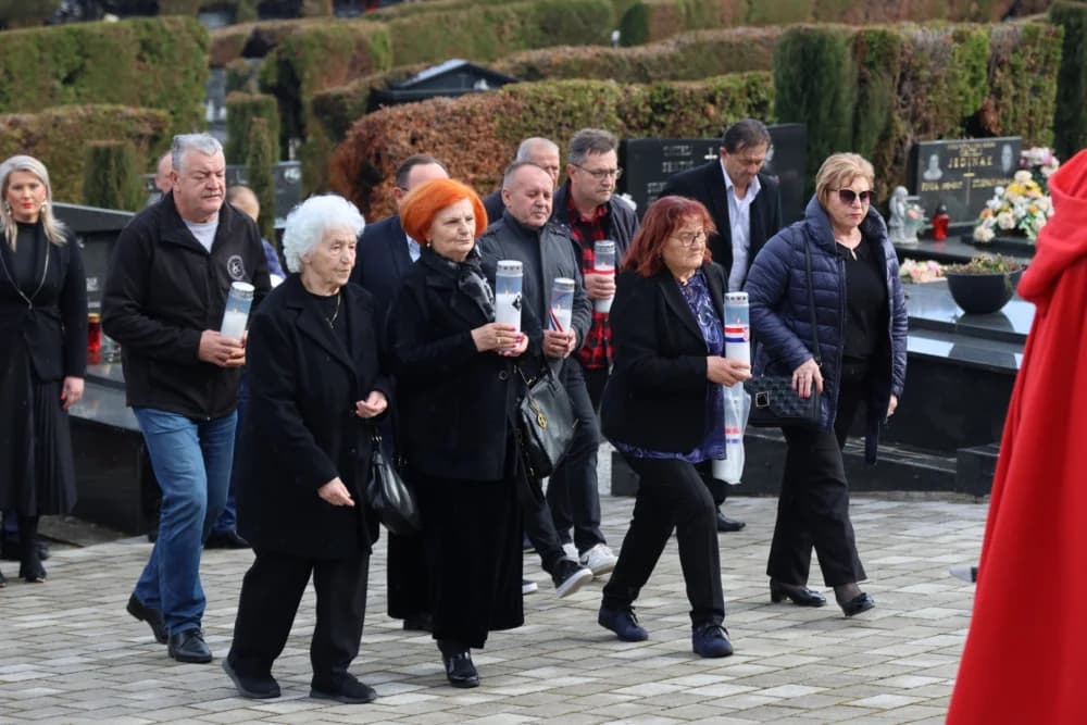 Povodom obilježavanja Dana grada Požege položeni vijenci i zapaljene svijeće na Groblju sv. Ilije i Trgu 123. brigade