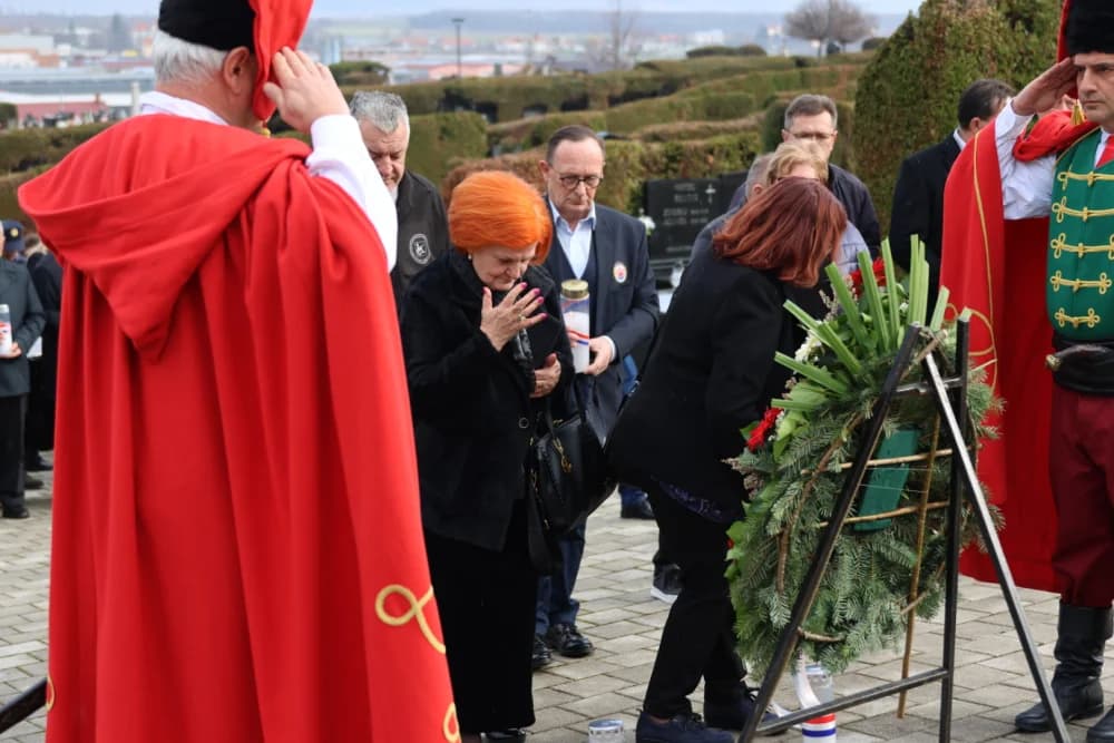 Povodom obilježavanja Dana grada Požege položeni vijenci i zapaljene svijeće na Groblju sv. Ilije i Trgu 123. brigade