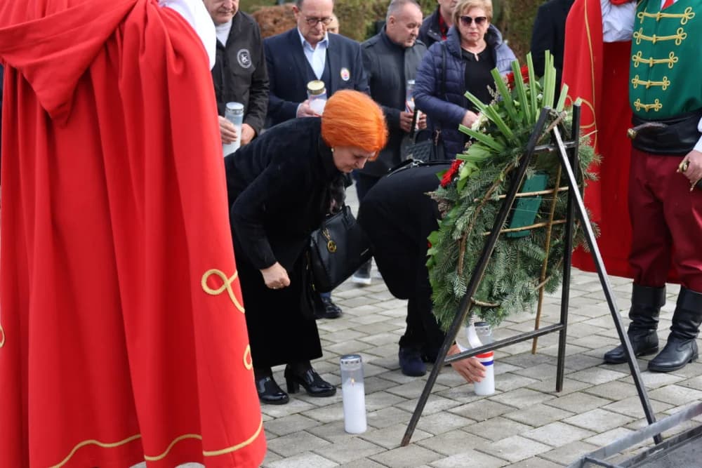 Povodom obilježavanja Dana grada Požege položeni vijenci i zapaljene svijeće na Groblju sv. Ilije i Trgu 123. brigade