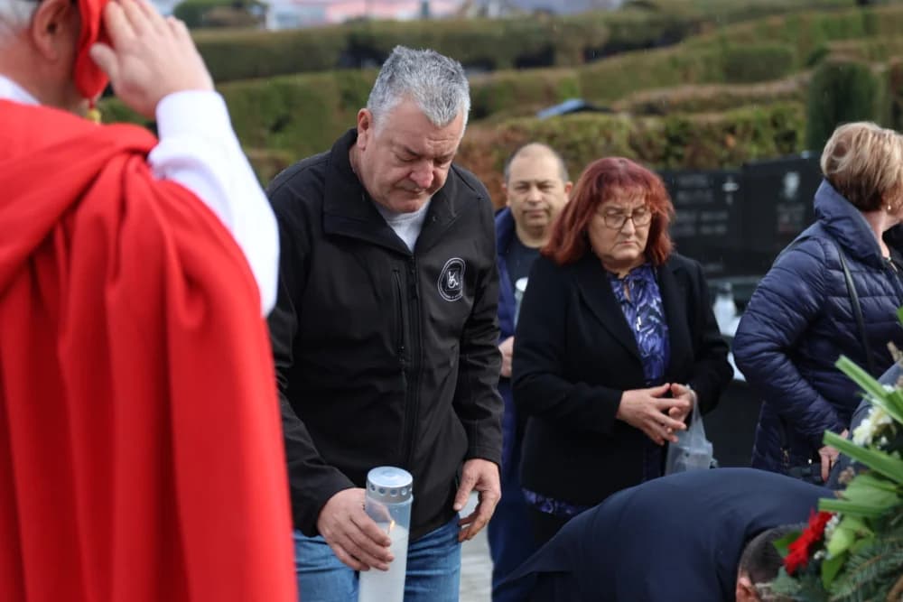 Povodom obilježavanja Dana grada Požege položeni vijenci i zapaljene svijeće na Groblju sv. Ilije i Trgu 123. brigade