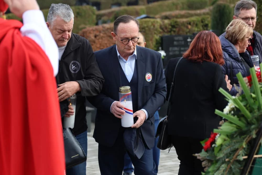 Povodom obilježavanja Dana grada Požege položeni vijenci i zapaljene svijeće na Groblju sv. Ilije i Trgu 123. brigade