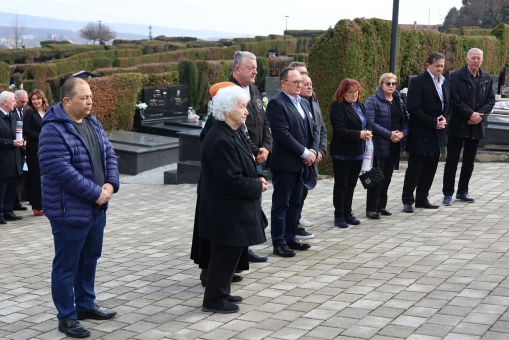 Povodom obilježavanja Dana grada Požege položeni vijenci i zapaljene svijeće na Groblju sv. Ilije i Trgu 123. brigade