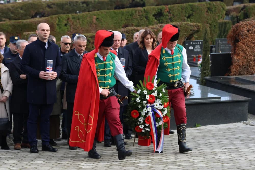 Povodom obilježavanja Dana grada Požege položeni vijenci i zapaljene svijeće na Groblju sv. Ilije i Trgu 123. brigade