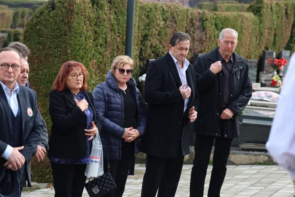 Povodom obilježavanja Dana grada Požege položeni vijenci i zapaljene svijeće na Groblju sv. Ilije i Trgu 123. brigade
