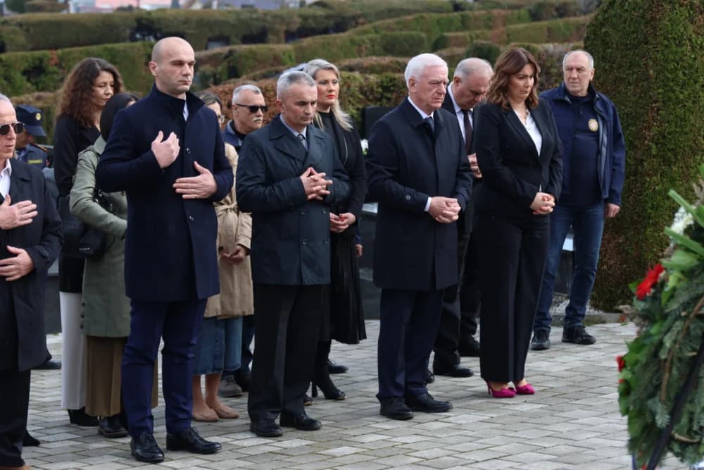 Povodom obilježavanja Dana grada Požege položeni vijenci i zapaljene svijeće na Groblju sv. Ilije i Trgu 123. brigade