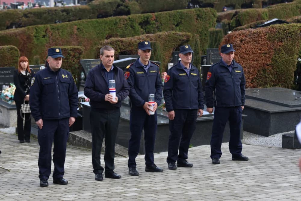 Povodom obilježavanja Dana grada Požege položeni vijenci i zapaljene svijeće na Groblju sv. Ilije i Trgu 123. brigade