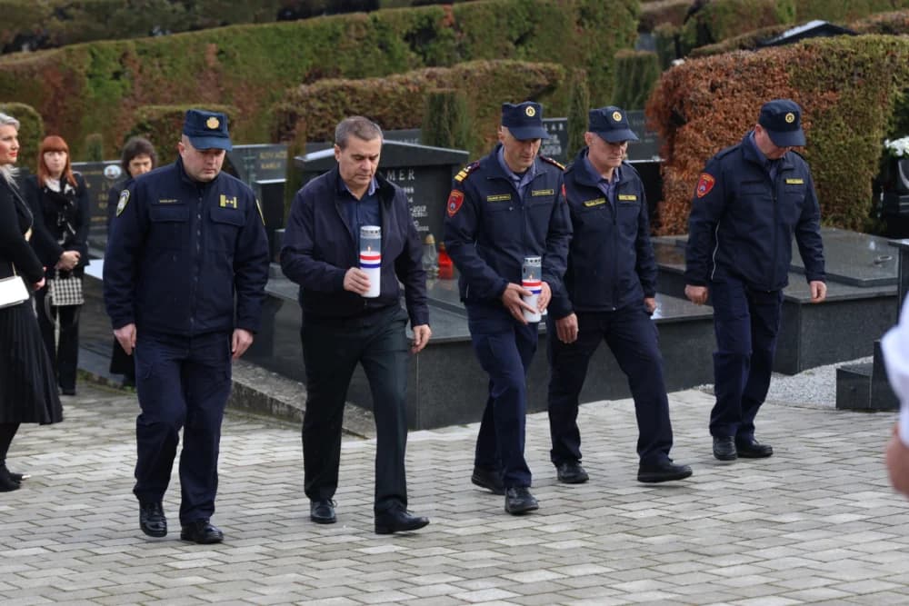 Povodom obilježavanja Dana grada Požege položeni vijenci i zapaljene svijeće na Groblju sv. Ilije i Trgu 123. brigade
