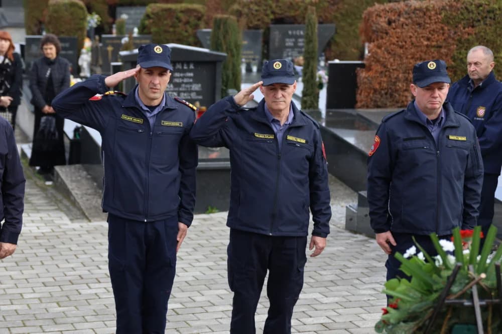 Povodom obilježavanja Dana grada Požege položeni vijenci i zapaljene svijeće na Groblju sv. Ilije i Trgu 123. brigade