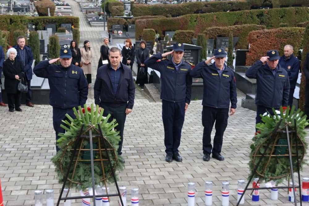 Povodom obilježavanja Dana grada Požege položeni vijenci i zapaljene svijeće na Groblju sv. Ilije i Trgu 123. brigade