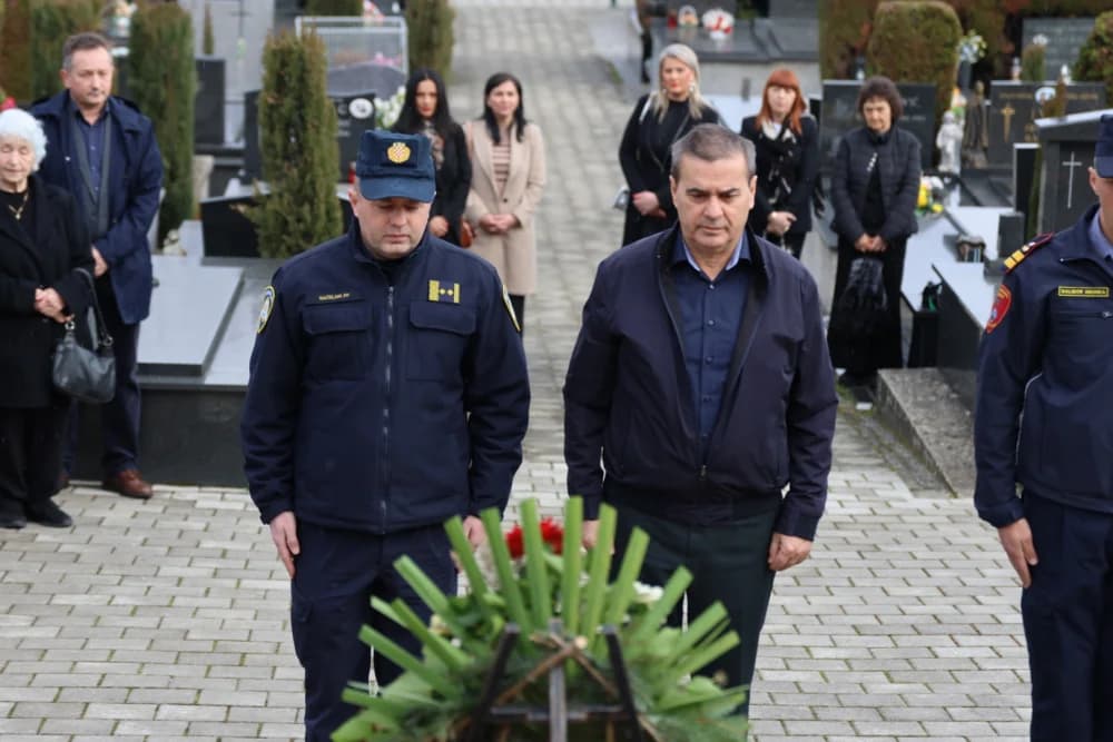 Povodom obilježavanja Dana grada Požege položeni vijenci i zapaljene svijeće na Groblju sv. Ilije i Trgu 123. brigade