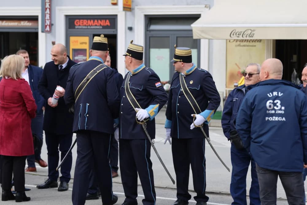 Povodom obilježavanja Dana grada Požege položeni vijenci i zapaljene svijeće na Groblju sv. Ilije i Trgu 123. brigade