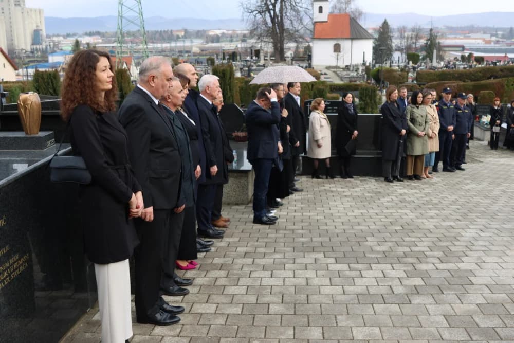 Povodom obilježavanja Dana grada Požege položeni vijenci i zapaljene svijeće na Groblju sv. Ilije i Trgu 123. brigade