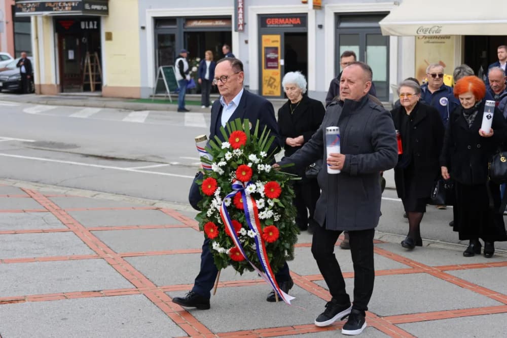 Povodom obilježavanja Dana grada Požege položeni vijenci i zapaljene svijeće na Groblju sv. Ilije i Trgu 123. brigade
