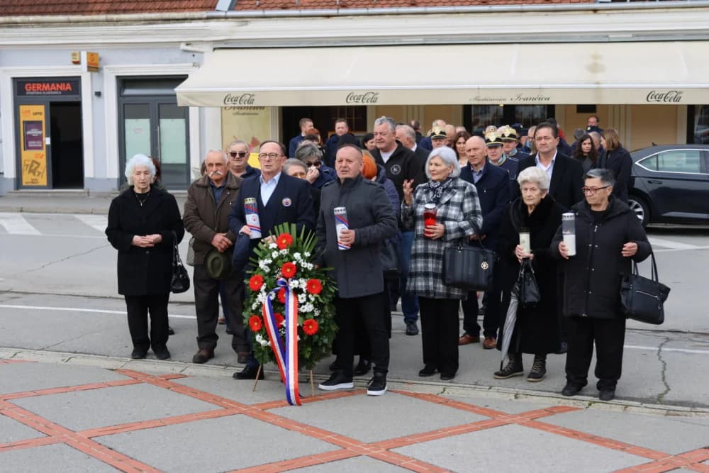 Povodom obilježavanja Dana grada Požege položeni vijenci i zapaljene svijeće na Groblju sv. Ilije i Trgu 123. brigade