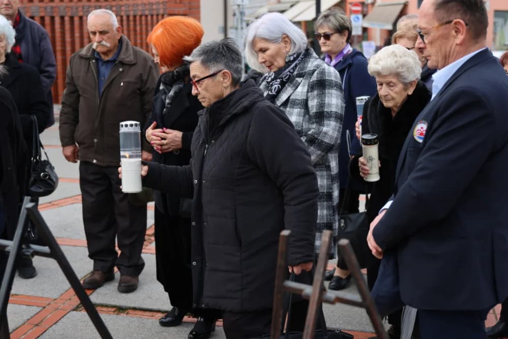 Povodom obilježavanja Dana grada Požege položeni vijenci i zapaljene svijeće na Groblju sv. Ilije i Trgu 123. brigade