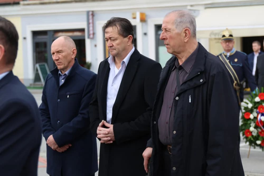 Povodom obilježavanja Dana grada Požege položeni vijenci i zapaljene svijeće na Groblju sv. Ilije i Trgu 123. brigade