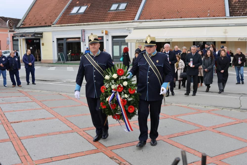Povodom obilježavanja Dana grada Požege položeni vijenci i zapaljene svijeće na Groblju sv. Ilije i Trgu 123. brigade