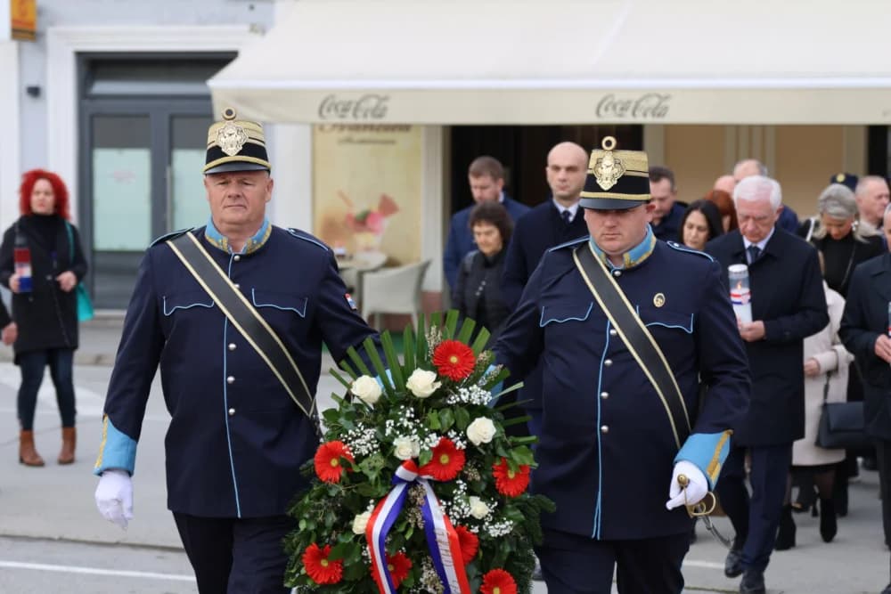 Povodom obilježavanja Dana grada Požege položeni vijenci i zapaljene svijeće na Groblju sv. Ilije i Trgu 123. brigade