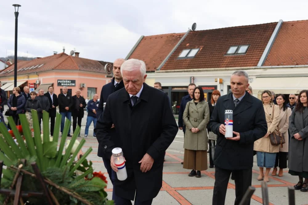 Povodom obilježavanja Dana grada Požege položeni vijenci i zapaljene svijeće na Groblju sv. Ilije i Trgu 123. brigade