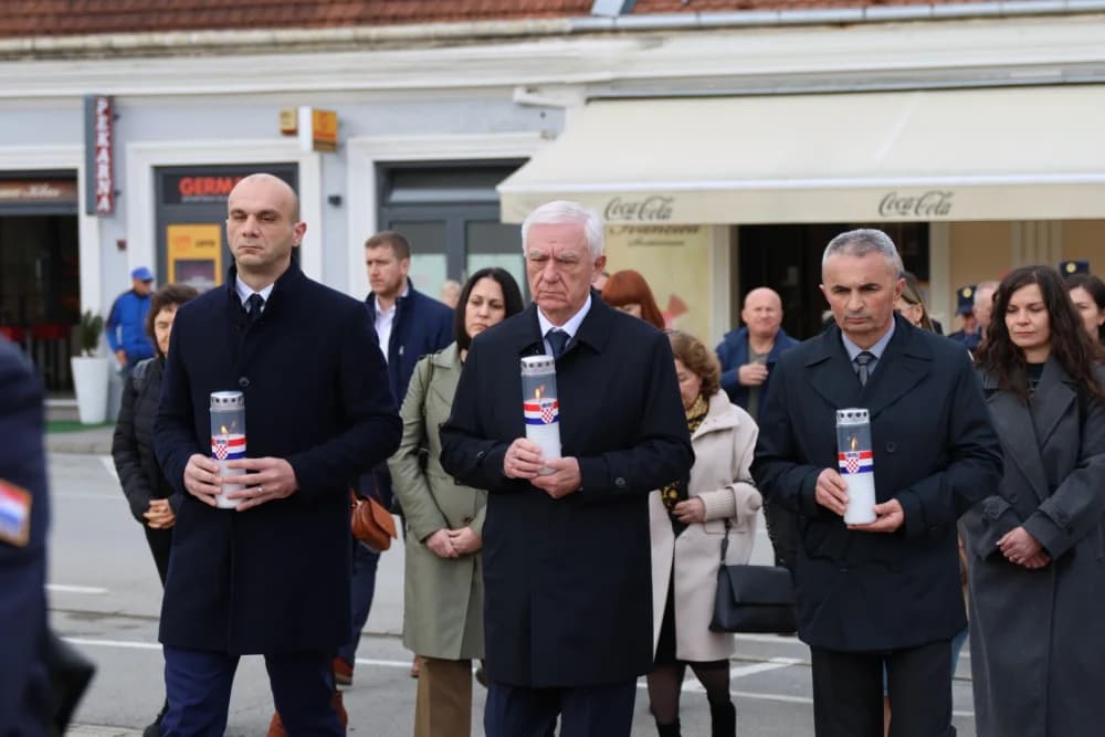 Povodom obilježavanja Dana grada Požege položeni vijenci i zapaljene svijeće na Groblju sv. Ilije i Trgu 123. brigade