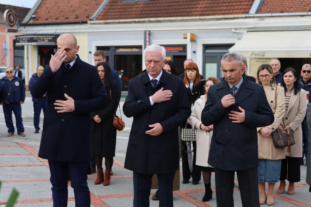 Povodom obilježavanja Dana grada Požege položeni vijenci i zapaljene svijeće na Groblju sv. Ilije i Trgu 123. brigade