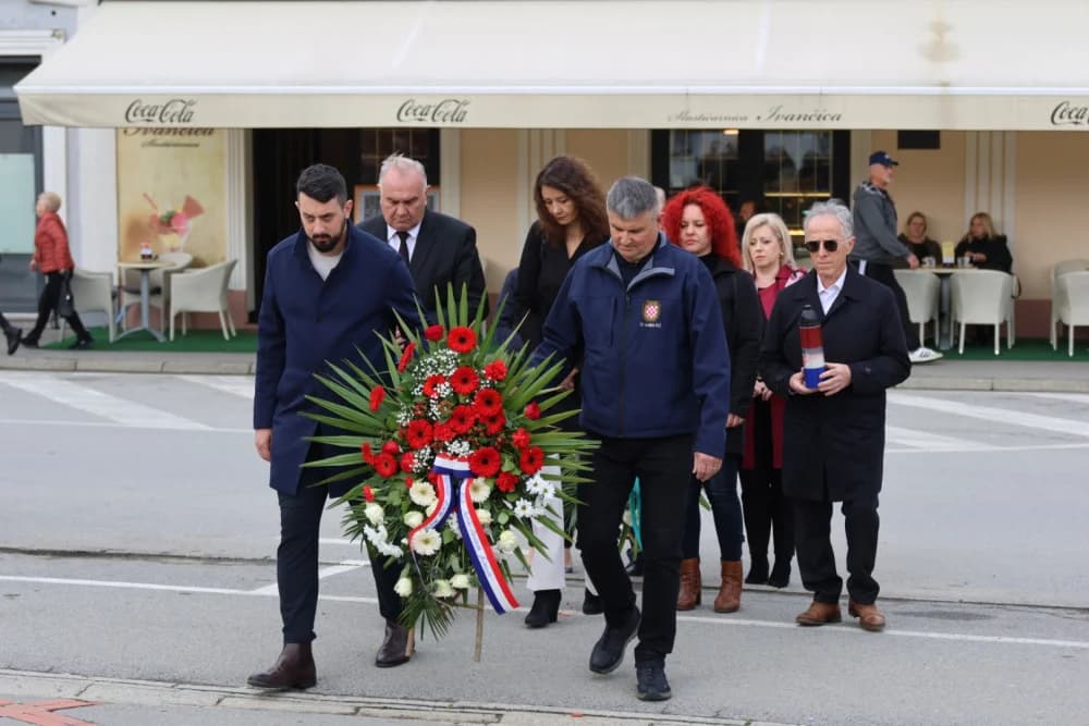 Povodom obilježavanja Dana grada Požege položeni vijenci i zapaljene svijeće na Groblju sv. Ilije i Trgu 123. brigade