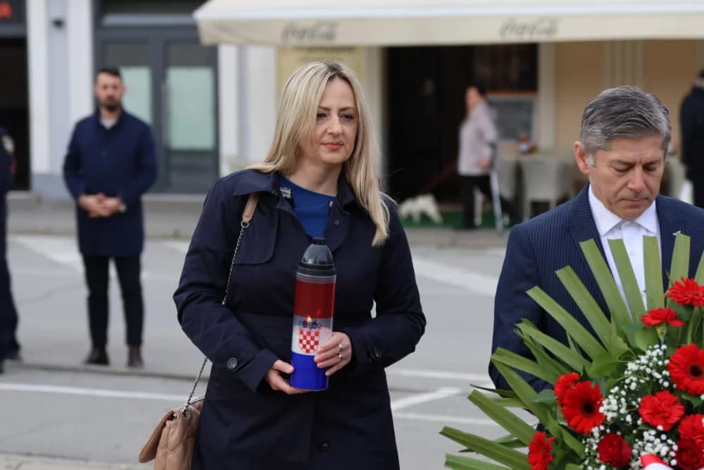 Povodom obilježavanja Dana grada Požege položeni vijenci i zapaljene svijeće na Groblju sv. Ilije i Trgu 123. brigade