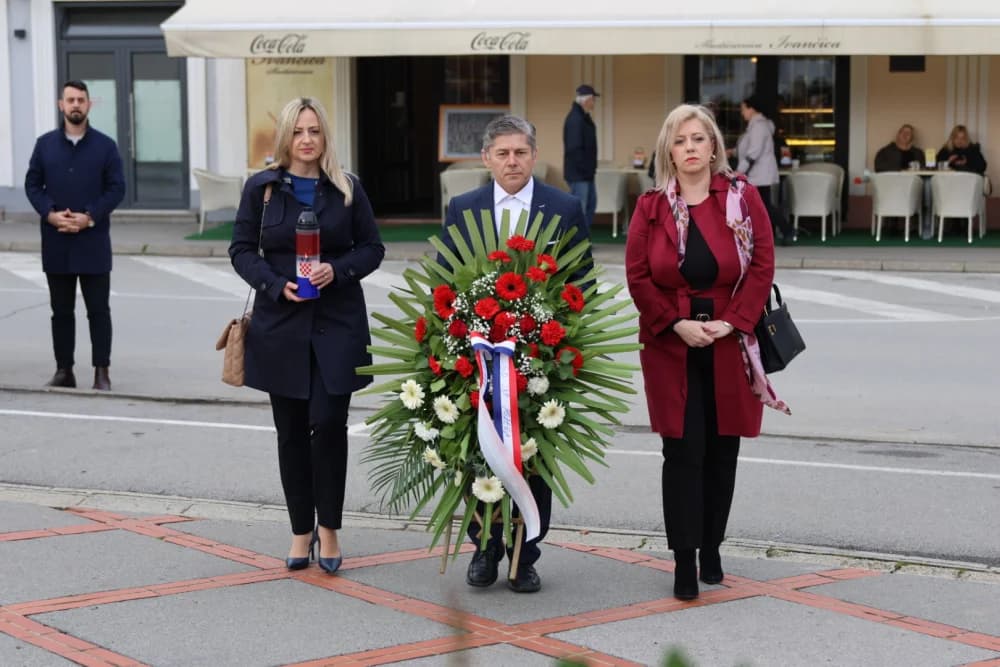 Povodom obilježavanja Dana grada Požege položeni vijenci i zapaljene svijeće na Groblju sv. Ilije i Trgu 123. brigade