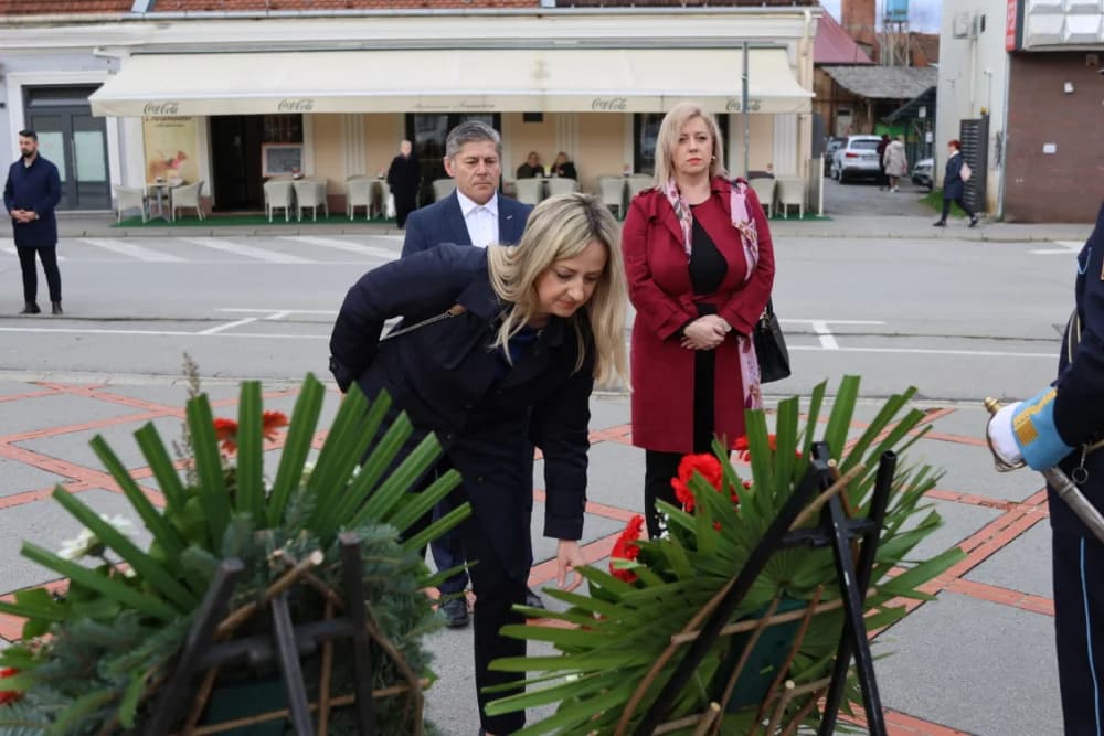 Povodom obilježavanja Dana grada Požege položeni vijenci i zapaljene svijeće na Groblju sv. Ilije i Trgu 123. brigade