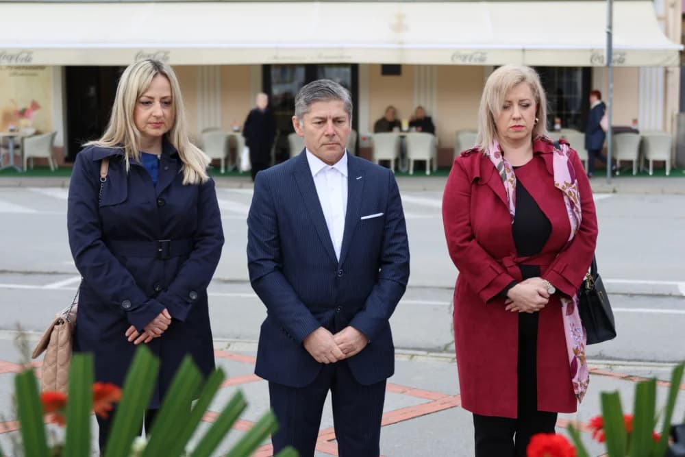 Povodom obilježavanja Dana grada Požege položeni vijenci i zapaljene svijeće na Groblju sv. Ilije i Trgu 123. brigade
