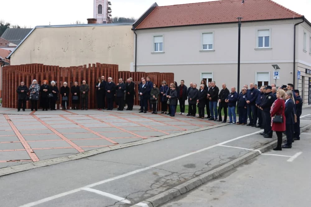 Povodom obilježavanja Dana grada Požege položeni vijenci i zapaljene svijeće na Groblju sv. Ilije i Trgu 123. brigade