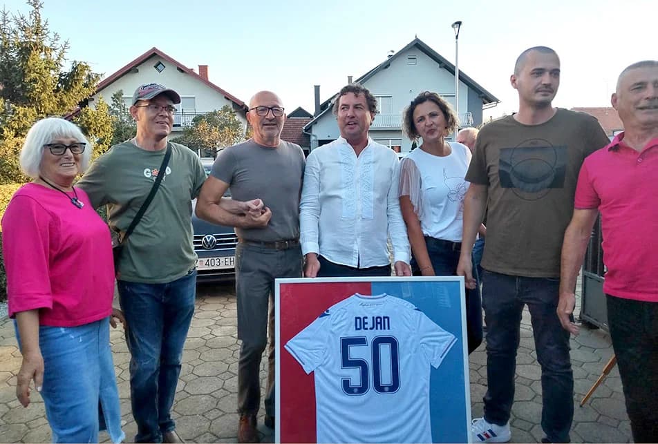 Sin i otac Dejan i Drago Čakalić istoga dana proslavili rođendan, a uz brojne prijatelje čestitali im – trubači!