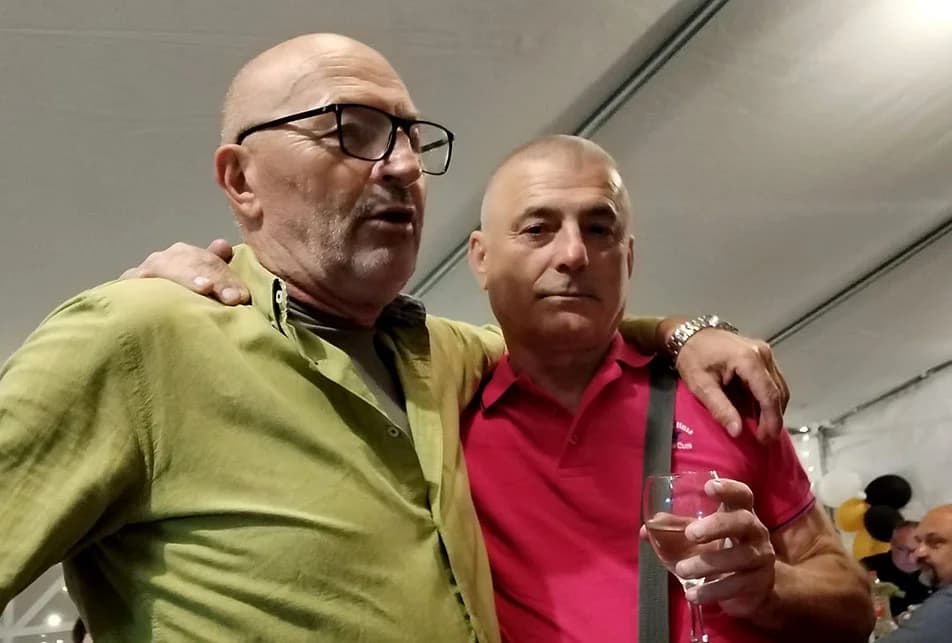 Sin i otac Dejan i Drago Čakalić istoga dana proslavili rođendan, a uz brojne prijatelje čestitali im – trubači!