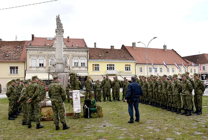 Ročnici na dragovoljnoj vojnom osposovljavanju u požeškoj vojarni upoznali povijesne znamenitosti grada Požege