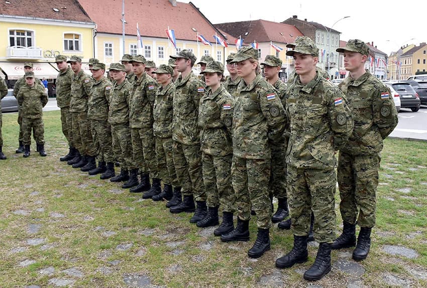 Ročnici na dragovoljnoj vojnom osposovljavanju u požeškoj vojarni upoznali povijesne znamenitosti grada Požege