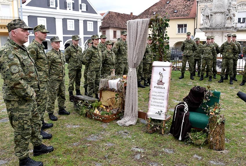 Ročnici na dragovoljnoj vojnom osposovljavanju u požeškoj vojarni upoznali povijesne znamenitosti grada Požege