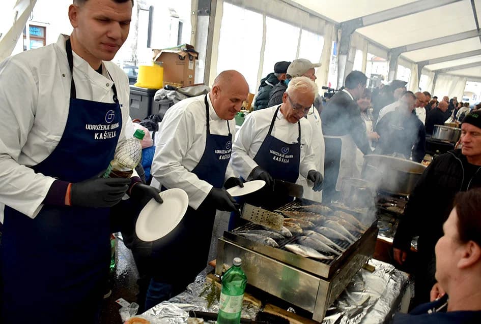 Mirisi delicija kontinentalne i primorske Hrvatske i ove su se godine širili u srcu Zlatne doline sa požeškog Trga sv. Trojstva