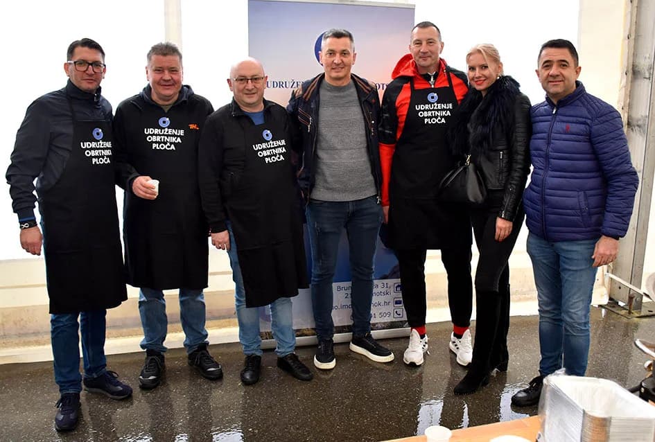 Mirisi delicija kontinentalne i primorske Hrvatske i ove su se godine širili u srcu Zlatne doline sa požeškog Trga sv. Trojstva