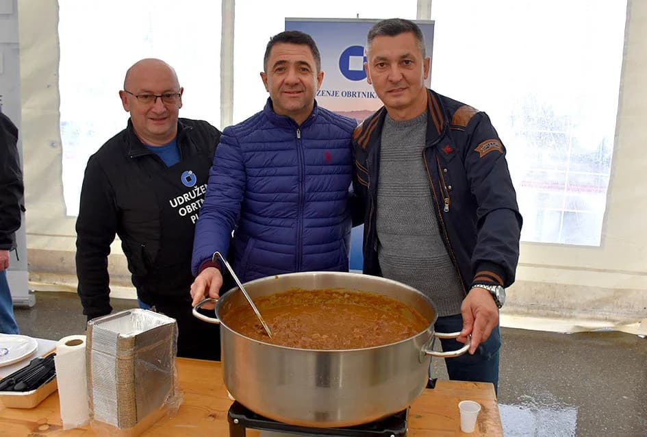 Mirisi delicija kontinentalne i primorske Hrvatske i ove su se godine širili u srcu Zlatne doline sa požeškog Trga sv. Trojstva