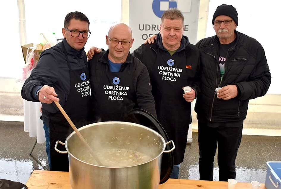 Mirisi delicija kontinentalne i primorske Hrvatske i ove su se godine širili u srcu Zlatne doline sa požeškog Trga sv. Trojstva