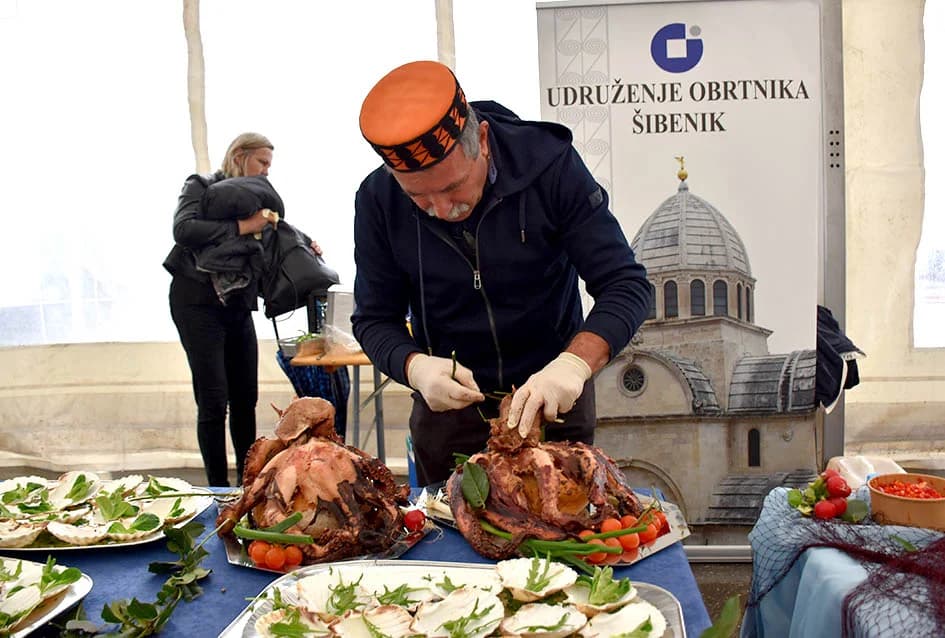 Mirisi delicija kontinentalne i primorske Hrvatske i ove su se godine širili u srcu Zlatne doline sa požeškog Trga sv. Trojstva