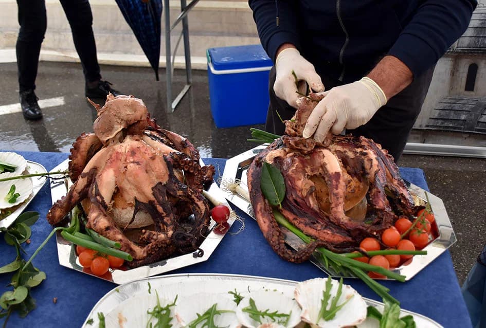 Mirisi delicija kontinentalne i primorske Hrvatske i ove su se godine širili u srcu Zlatne doline sa požeškog Trga sv. Trojstva