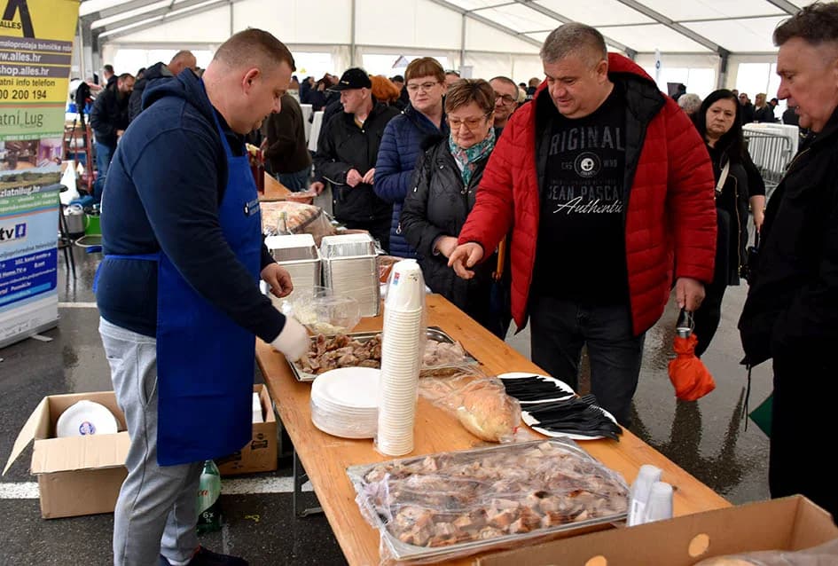 Mirisi delicija kontinentalne i primorske Hrvatske i ove su se godine širili u srcu Zlatne doline sa požeškog Trga sv. Trojstva