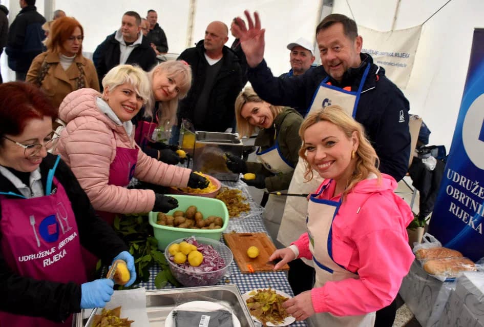 Mirisi delicija kontinentalne i primorske Hrvatske i ove su se godine širili u srcu Zlatne doline sa požeškog Trga sv. Trojstva