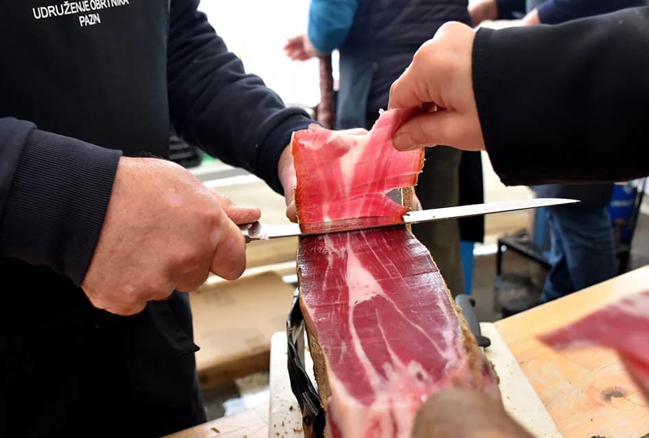 Mirisi delicija kontinentalne i primorske Hrvatske i ove su se godine širili u srcu Zlatne doline sa požeškog Trga sv. Trojstva