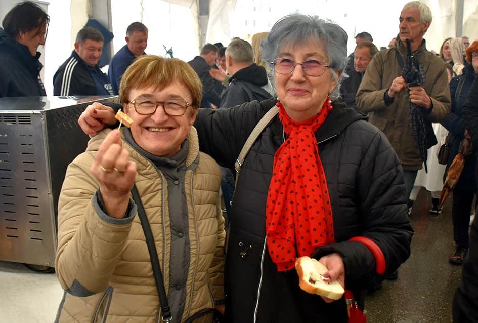 Mirisi delicija kontinentalne i primorske Hrvatske i ove su se godine širili u srcu Zlatne doline sa požeškog Trga sv. Trojstva