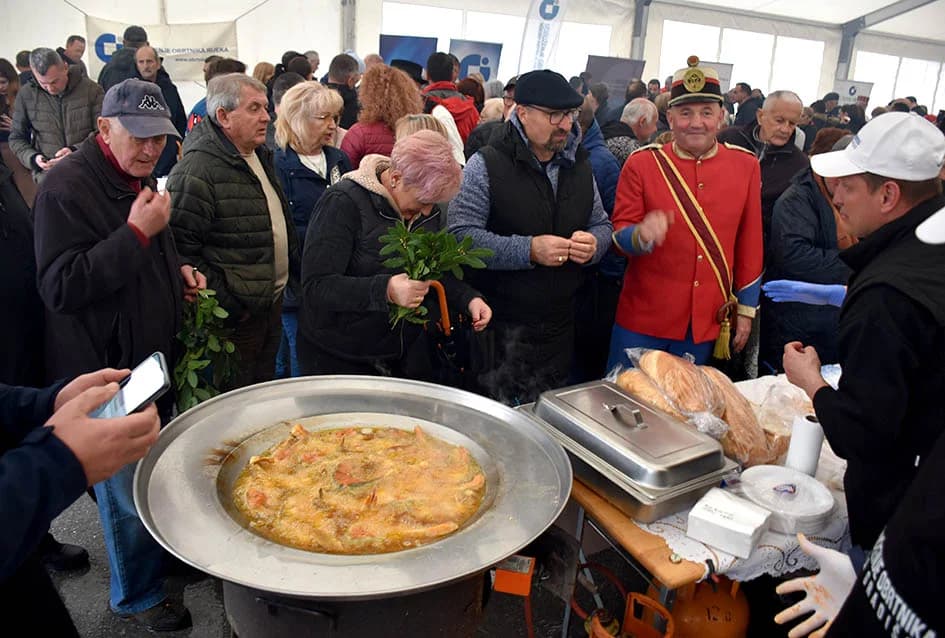 Mirisi delicija kontinentalne i primorske Hrvatske i ove su se godine širili u srcu Zlatne doline sa požeškog Trga sv. Trojstva